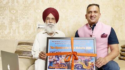 (From left) Poet Surjit Patar releasing the short film directed by Harpreet Sandhu in Ludhiana on Sunday. (HT PHOTO)