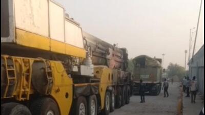 Commuters deal with early morning traffic as experts remove crane from e-way Commuters deal with early morning traffic as experts remove crane from e-way