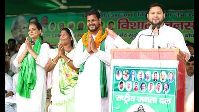 RJD leader Tejashwi Yadav addresses a public meeting at Bochaha assembly constituency in Muzaffarpur on Sunday. (Santosh Kumar/HT Photo)