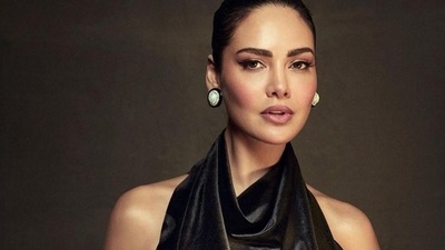 Taking to her social media handle, Esha shared a slew of pictures featuring her look for the Femina Awards as she dolled up in the shiny black halter gown by luxury boutique Tarık Ediz in Bursa. The gown ended in a train and came with a see-through mesh back that sported embroidered floral work. (Instagram/spacemuffin27) Taking to her social media handle, Esha shared a slew of pictures featuring her look for the Femina Awards as she dolled up in the shiny black halter gown by luxury boutique Tarık Ediz in Bursa. The gown ended in a train and came with a see-through mesh back that sported embroidered floral work. (Instagram/spacemuffin27)