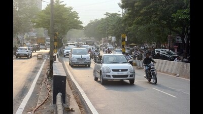 The much-awaited side of the flyover for traffic moving from Solapur to Pune and Saswad to Pune reopened on Sunday for light vehicles. (Shankar Narayan/HT PHOTO) The much-awaited side of the flyover for traffic moving from Solapur to Pune and Saswad to Pune reopened on Sunday for light vehicles. (Shankar Narayan/HT PHOTO)