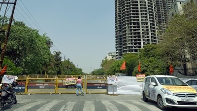 Local police install barricades to cordon off traffic during the test blast at Supertech twin towers in Noida on Sunday. (Sunil Ghosh/HT Photo) Local police install barricades to cordon off traffic during the test blast at Supertech twin towers in Noida on Sunday. (Sunil Ghosh/HT Photo)