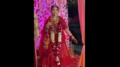The bride dances to Oh Ho Ho Ho from Hindi Medium on her wedding in this Instagram video.&nbsp; (instagram/@holycrapmfat)
