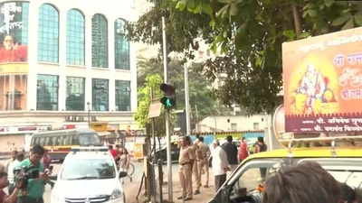 Loudspeaker installed on a taxi playing Hanuman Chalisa outside Shiv Sena Party HQ 'Shiv Sena Bhawan' in Mumbai. (ANI) Loudspeaker installed on a taxi playing Hanuman Chalisa outside Shiv Sena Party HQ 'Shiv Sena Bhawan' in Mumbai. (ANI)