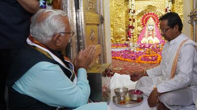 Haryana CM Manohar Lal Khattar pays obeisance at Mansa Devi Temple in Panchkula on Sunday. (HT Photo)