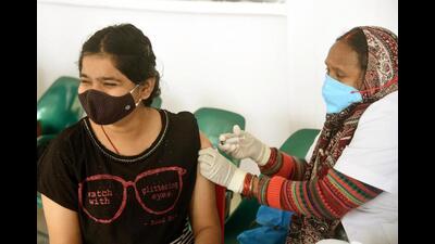 A health worker administers a dose of Covid-19 vaccine in Patna. (Santosh Kumar/HT Photo) A health worker administers a dose of Covid-19 vaccine in Patna. (Santosh Kumar/HT Photo)