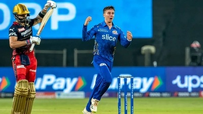 Virat Kohli suffered a controversial dismissal in RCB vs MI game (iplt20.com) Virat Kohli suffered a controversial dismissal in RCB vs MI game (iplt20.com)