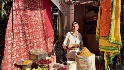 Munna Bhai’s shop is tucked between two garment showrooms on Sir Syed Ahmad Road. (HT) Munna Bhai’s shop is tucked between two garment showrooms on Sir Syed Ahmad Road. (HT)