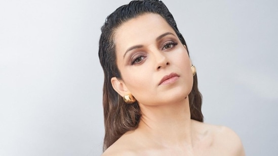 Leaving her sleek tresses open down her back, Kangana accessorised her look with a pair of contrasting golden hoop earrings and amplified the glam quotient with a dab of nude lipstick and smokey eyes makeup. She was styled by fashion stylist Tanya Ghavri.&nbsp;(Instagram/kanganaranaut)