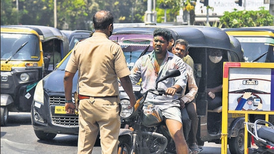 Mumbai, India - March 18, 2022: Police officials check motorists for rule violations during a Nakabandi on the occasion of Holi festival at Juhu, in Mumbai, India, on Friday, March 18, 2022. (Photo by Vijay Bate/HT Photo) (HT PHOTO)