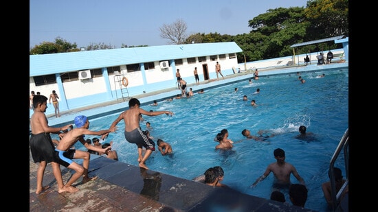 As the summer heat intensifies, children are seen flocking to the municipal swimming pool at Akurdi on Sunday. (HT PHOTO)