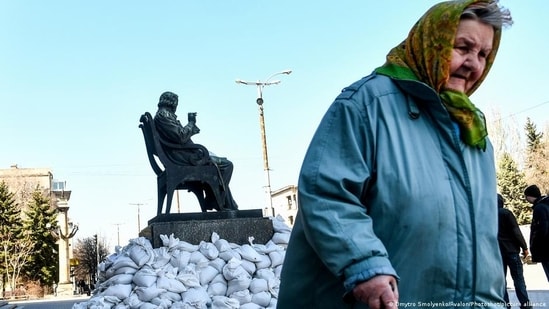 Sandbags protect a monument in Zaporizhzhia, in south-eastern Ukraine(Dmytro Smolyenko/Avalon/Photoshot/picture alliance)