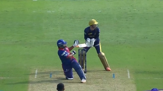 Rishabh Pant loses control of his bat (Twitter)
