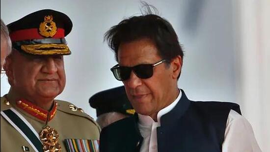 Pakistan’s defence ministry did not issue a notification to dismiss army chief Gen Qamar Bajwa, thus thwarting Imran Khan’s attempt to sack him. (AP file) Pakistan’s defence ministry did not issue a notification to dismiss army chief Gen Qamar Bajwa, thus thwarting Imran Khan’s attempt to sack him. (AP file)
