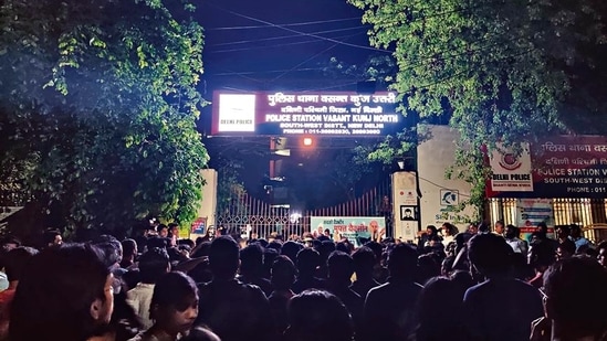 JNU students protested outside the Vasant Kunj police station till late Sunday night.&nbsp;(HT Photo)