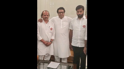 Raj Thackeray with Vasant More (left) and Sainath Babar (right). (HT POTO)