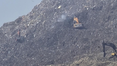 The fire at landfills is caused due to methane emanating from decomposing waste, and it is a natural phenomenon observed all across the world, said Shyam Sunder Aggarwal, mayor of EDMC. (Raj K Raj/HT Photo) The fire at landfills is caused due to methane emanating from decomposing waste, and it is a natural phenomenon observed all across the world, said Shyam Sunder Aggarwal, mayor of EDMC. (Raj K Raj/HT Photo)