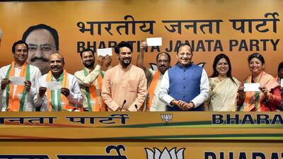 Union ministers Anurag Thakur and Meenakshi Lekhi and BJP national general secretary Arun Singh with former Aam Aadmi Party (AAP) Himachal Pradesh president Anoop Kesari and AAP leaders Mamata Thakur, Sonia Bindal and others after they joined the BJP in New Delhi on Monday. (Sanjeev Verma/HT)