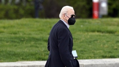 U.S. President Joe Biden walks to board Marine One at the Pentagon with mask on. (Bloomberg)