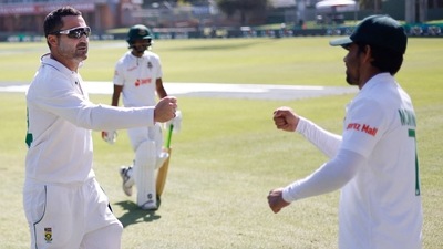South Africa captain Dean Elgar bumps fists with his Bangladeshi counterpart Mominul Haque (AFP)
