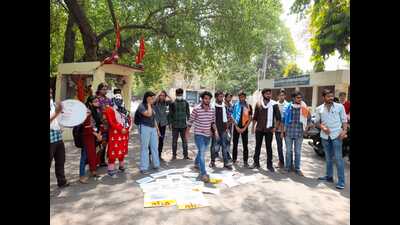 Students protesting at Lucknow University on Monday. (HT PHOTO) Students protesting at Lucknow University on Monday. (HT PHOTO)