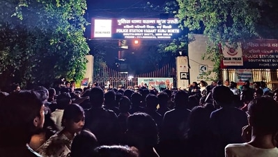 JNU students protested outside the Vasant Kunj police station till late Sunday night. (HT Photo) JNU students protested outside the Vasant Kunj police station till late Sunday night. (HT Photo)