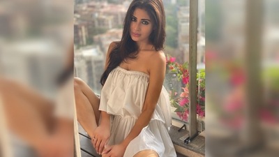 Mouni Roy's friend actor and host Arjun Bijlani left a heart emoji in the comment section. (Instagram/@imouniroy) Mouni Roy's friend actor and host Arjun Bijlani left a heart emoji in the comment section. (Instagram/@imouniroy)