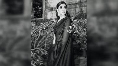 Mrunal Thakur's saree is by designer Anand Bhushan and is available on Pernia's Pop-Up Shop for <span class='webrupee'>₹</span>82k. (Instagram/@mrunalthakur) Mrunal Thakur's saree is by designer Anand Bhushan and is available on Pernia's Pop-Up Shop for <span class='webrupee'>₹</span>82k. (Instagram/@mrunalthakur)