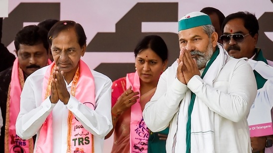 Telangana CM K Chandrashekar Rao with BKU spokesperson Rakesh Tikait during a sit-in protest against the Centre's paddy procurement policy in New Delhi on Monday,&nbsp;(PTI)