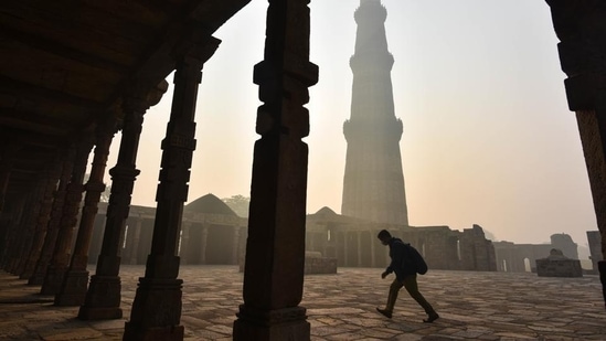 A view of Qutub Minar on a smoggy morning in New Delhi.(Sanchit Khanna/HT PHOTO)