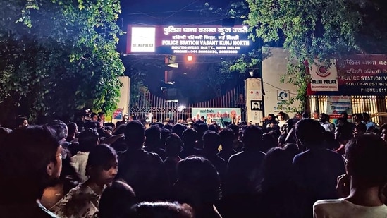 JNU students protested outside the Vasant Kunj police station till late Sunday night. (HT Photo)