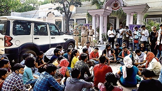 AISA members protest the over the alleged clash with ABVP in the JNU hostel.(ANI)