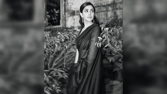 Mrunal Thakur's saree is by designer Anand Bhushan and is available on Pernia's Pop-Up Shop for <span class='webrupee'>₹</span>82k.(Instagram/@mrunalthakur)