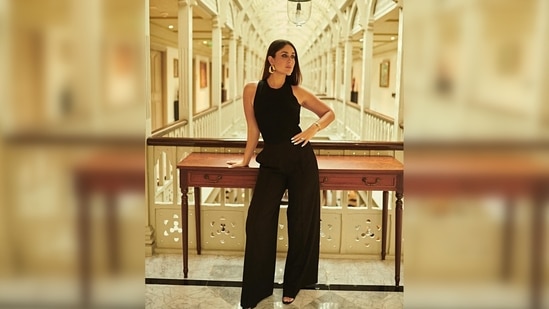 Sonam Kapoor commented saying, "Looking amazing Bebo," while Ekta Kapoor wrote, "How r u looking this good n this thin sooooooooopeerrrrbbbbbbbbbbb."(Instagram/@kareenakapoorkhan)