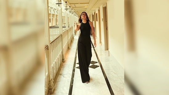 Kareena Kapoor flips her hair and walks like a boss lady towards the camera in the corridor of the United Nations office. (Instagram/@kareenakapoorkhan)