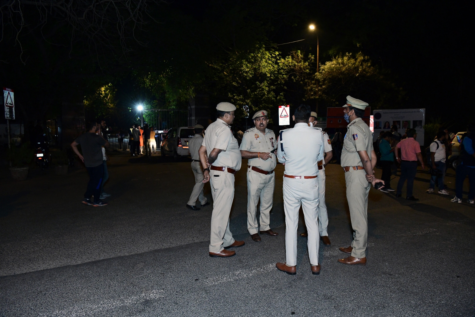 Police personnel stand guard at JNU entrance after a scuffle broke out between two groups on Apirl 10.&nbsp;(ANI)