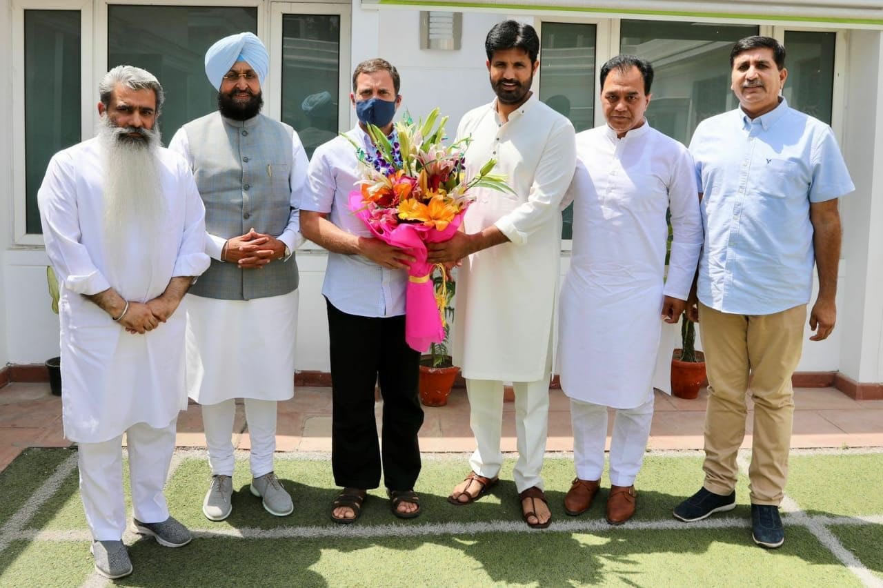 Team Punjab with Rahul Gandhi, Warring tweeted on Monday. (Twitter/@RajaBrar_INC)