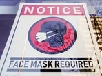 ファイル-店頭でのコロナウイルスの蔓延に対する予防策としてマスクを必要とする標識。（AP）