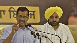 Delhi chief minister and AAP national convener Arvind Kejriwal with Punjab CM Bhagwant Mann in the run-up to the assembly elections. Mann is in Delhi to discuss the modalities to fulfil the poll promise of providing 300 units of free electricity to consumers. (HT file photo)