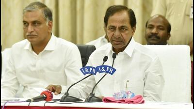 Chief minister K Chandrashekar Rao speaks after the cabinet decision on paddy purchase. (HT Photo)