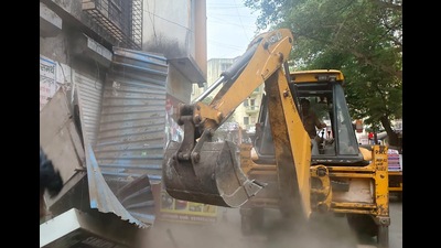 PMC anti-encroachment drive at Anandnagar, Sinhgad road on Tuesday. (Ravindra Joshi/HT PHOTO) PMC anti-encroachment drive at Anandnagar, Sinhgad road on Tuesday. (Ravindra Joshi/HT PHOTO)