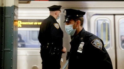 Police and security officers patrol Manhattan subways after a shooting at a subway station in the Brooklyn borough of New York City, New York, US, April 12, 2022. (REUTERS/Jeenah Moon) 