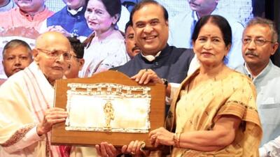 Assamese poet Nilamani Phookan (left) receiving the Jnanpith Award from the Assam chief minister. (Twitter/Himanta Biswa Sarma) Assamese poet Nilamani Phookan (left) receiving the Jnanpith Award from the Assam chief minister. (Twitter/Himanta Biswa Sarma)