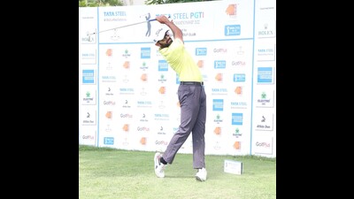 Chandigarh-based Abhijit’s dream start saw him shoot a six-under 66 that featured a hole-in-one on the 14th. (HT Photo) Chandigarh-based Abhijit’s dream start saw him shoot a six-under 66 that featured a hole-in-one on the 14th. (HT Photo)