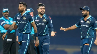 Hardik Pandya (L) with teammates Rashid Khan and Rahul Tewatia (BCCI/IPL)