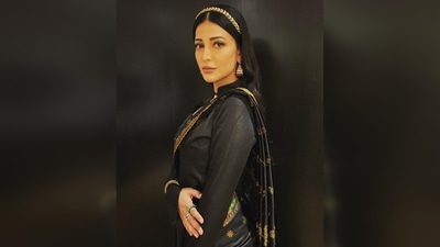Shruti Haasan accessorised her look with bangles, jhumkas and a golden hair band. (Instagram/@shrutzhaasan) Shruti Haasan accessorised her look with bangles, jhumkas and a golden hair band. (Instagram/@shrutzhaasan)