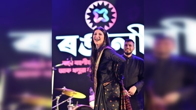 Shruti Haasan was also seen shaking a leg to the beats of Bihu music on the stage with Santanu Hazarika. (Instagram/@rongaligoodvibes) Shruti Haasan was also seen shaking a leg to the beats of Bihu music on the stage with Santanu Hazarika. (Instagram/@rongaligoodvibes)