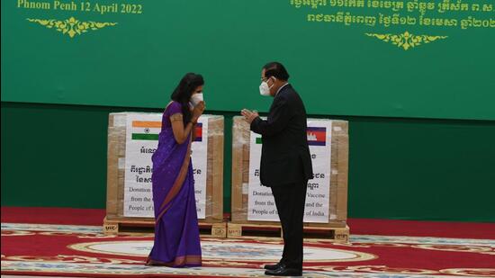 Indian Ambassador Devyani Khobragade joined representatives from other Quad nations to jointly hand over the consignment of Covishield vaccines to Cambodian Prime Minister Hun Sen at the Peace Palace in Phnom Penh. (Twitter/India in Cambodia)