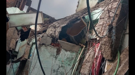 In Sunday’s slab collapse in Bhiwandi, one woman was killed and two others injured. The incident has again raised concerns over the dangerous structures in the city. (PRAFUL GANGURDE/HT PHOTO)