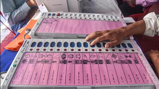 Polling for by-polls to four assembly seats and one Lok Sabha segment across West Bengal, Chhattisgarh, Bihar and Maharashtra passed off peacefully on Tuesday (HT Photo/Representative use) Polling for by-polls to four assembly seats and one Lok Sabha segment across West Bengal, Chhattisgarh, Bihar and Maharashtra passed off peacefully on Tuesday (HT Photo/Representative use)